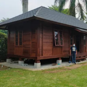 Jasa pembuatan rumah kayu berkonsep alam