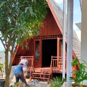 Jasa pembuatan rumah kayu bergaya pedesaan