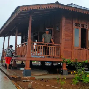 Jasa pembuatan rumah kayu dengan kayu solid